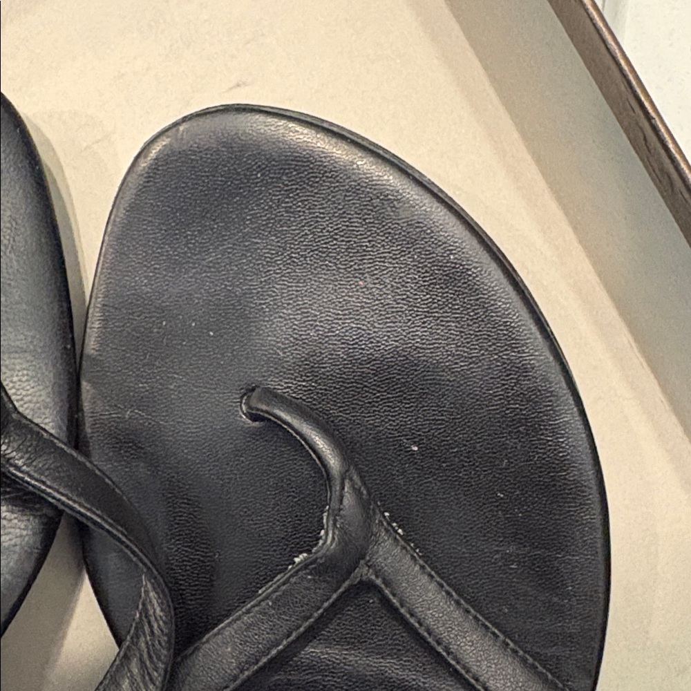 Gucci Marmont Black Leather Sandals with Gold Accents - Picture 6 of 6